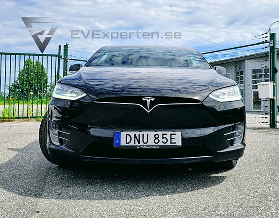 Tesla Model X 4 of 5