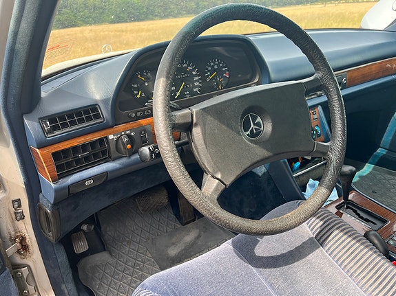 Mercedes-Benz 380 SL 4 of 6