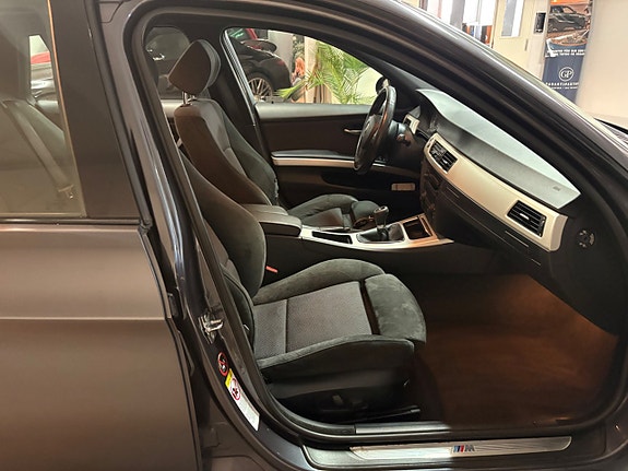 BMW 330i 17 of 18