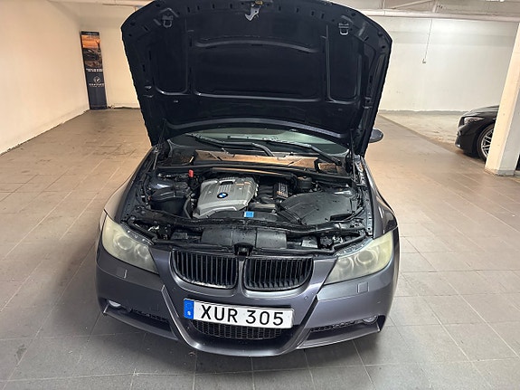 BMW 330i 12 of 18