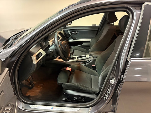 BMW 330i 13 of 18