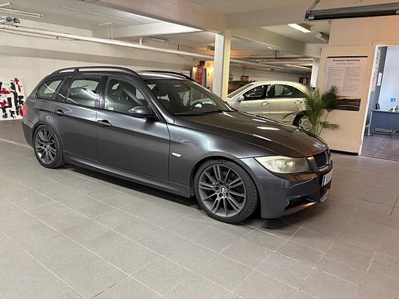 BMW 330i 4 of 5