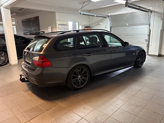 BMW 330i 7 of 18