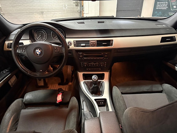 BMW 330i 16 of 18