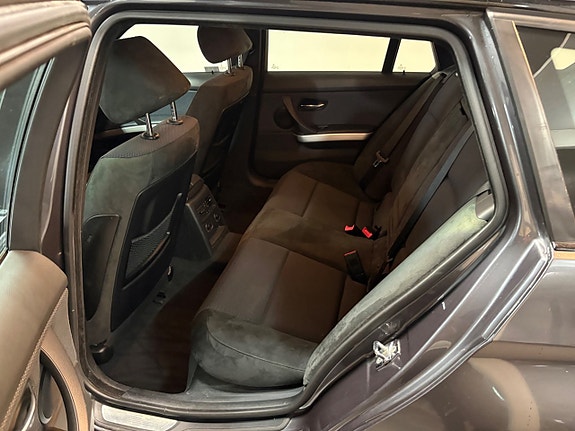 BMW 330i 15 of 18