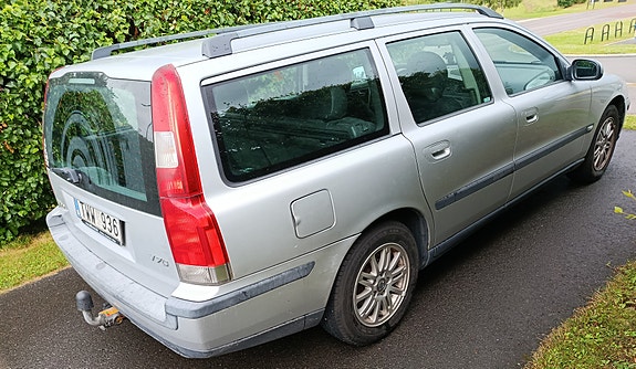 Volvo V70 2 of 3