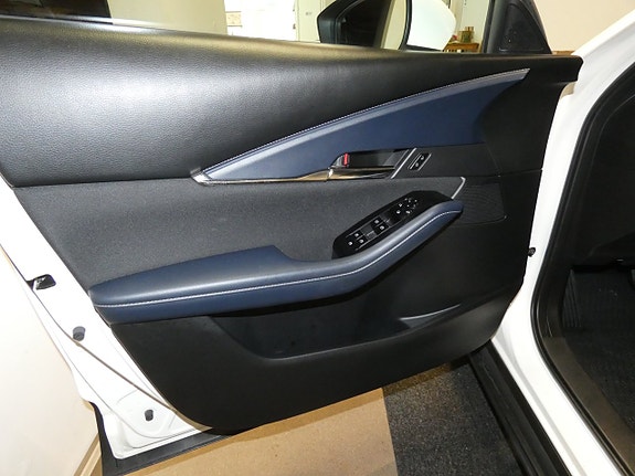 Mazda CX-30 8 of 15