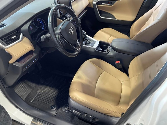 Toyota RAV4 14 of 19