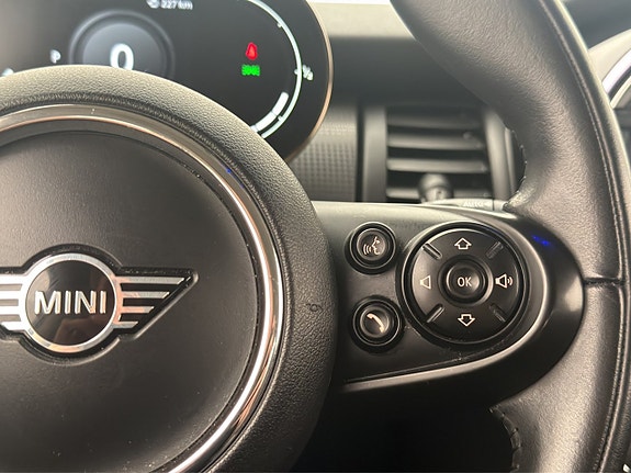 MINI Cooper 16 of 28