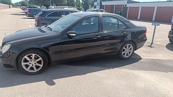 Mercedes-Benz C180 3 of 4