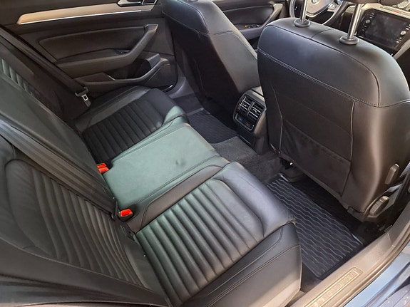 Volkswagen Passat 12 of 13