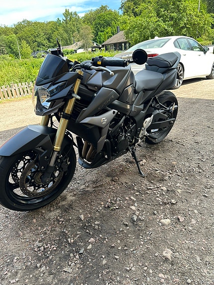 Suzuki GSR750A B-King 2 of 3