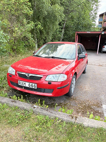 Mazda 323F 2000 photo 2