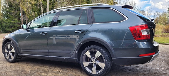 Skoda Octavia Scout 2 of 4