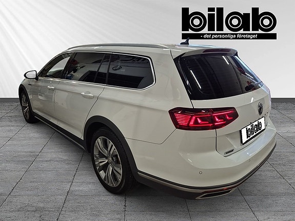 Volkswagen Passat Alltrack 3 of 9