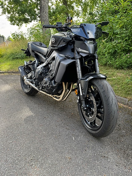 Yamaha MT-09 2 of 5