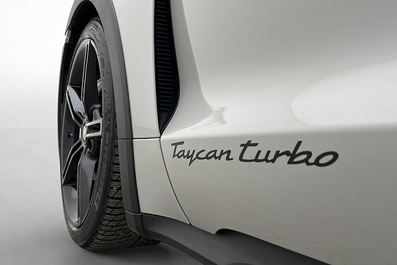 Porsche Taycan 10 of 30