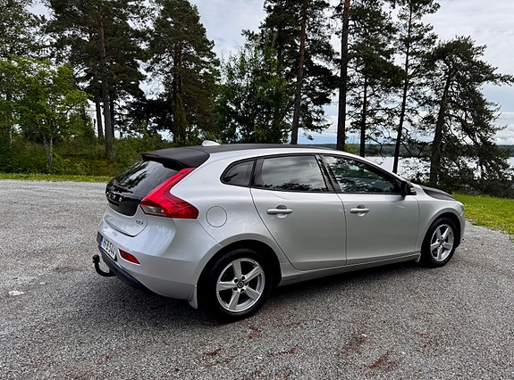 Volvo V40 2 of 5
