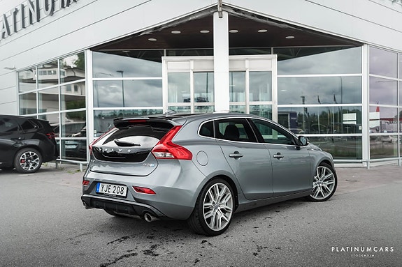 Volvo V40 2 of 5