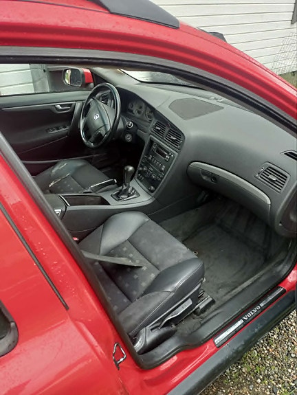 Volvo V70 3 of 5