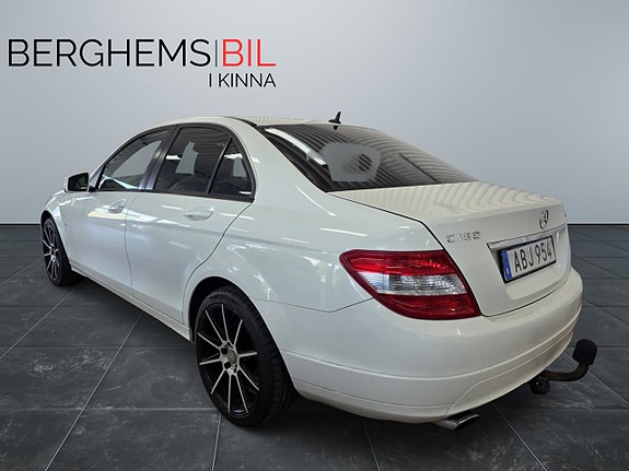 Mercedes-Benz C180 4 of 5