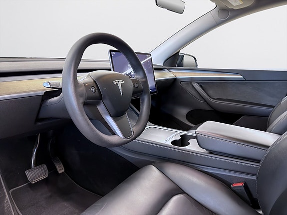 Tesla Model Y 9 of 18
