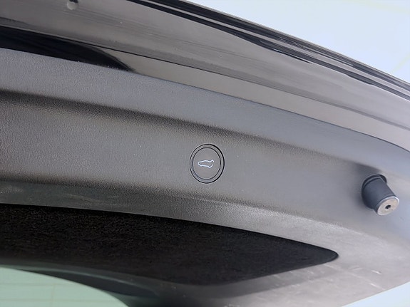 Tesla Model Y 17 of 18