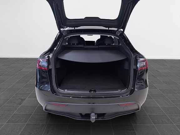 Tesla Model Y 16 of 18