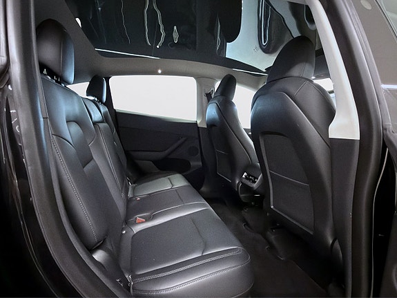 Tesla Model Y 10 of 18