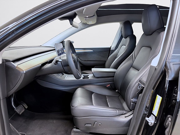 Tesla Model Y 8 of 18