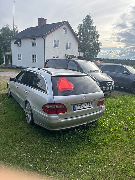 Mercedes-Benz E270 3 of 4