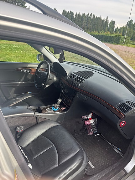 Mercedes-Benz E270 2 of 4