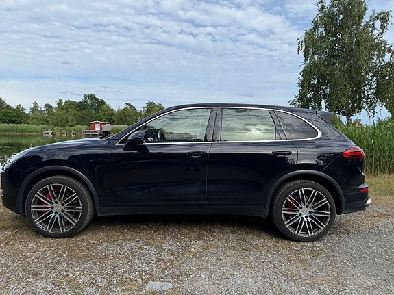 Porsche Cayenne Turbo 2 of 5