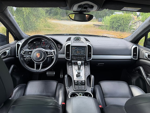 Porsche Cayenne Turbo 9 of 17