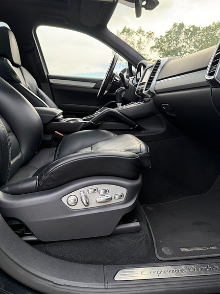 Porsche Cayenne Turbo 8 of 17