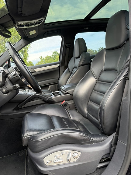 Porsche Cayenne Turbo 7 of 17