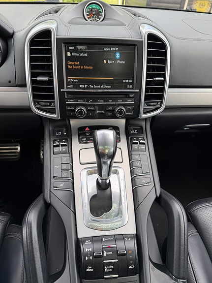 Porsche Cayenne Turbo 10 of 17