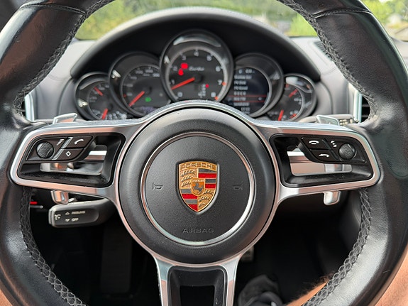 Porsche Cayenne Turbo 11 of 17