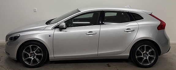 Volvo V40 2 of 5