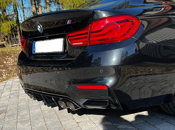BMW M4 2 of 5