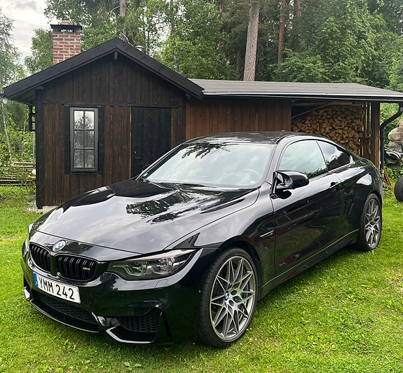 BMW M4 3 of 5