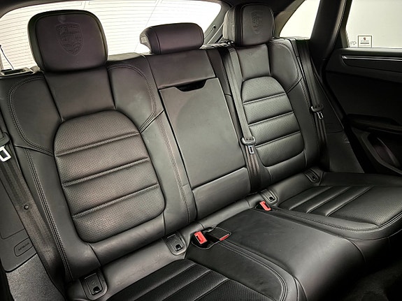 Porsche Macan 25 of 29