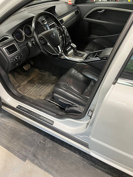Volvo V70 3 of 3