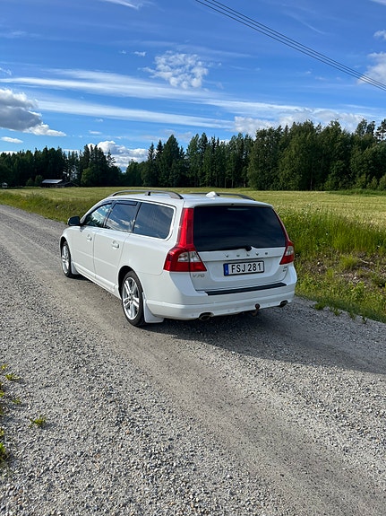 Volvo V70 2 of 3