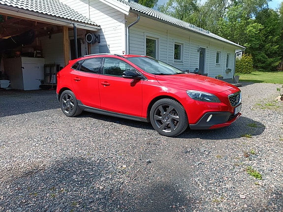 Volvo V40 Cross Country 2 of 5