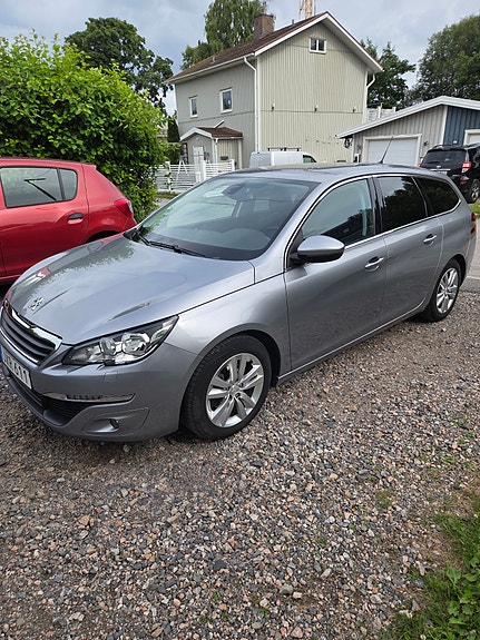 Peugeot 308 SW 2 of 5