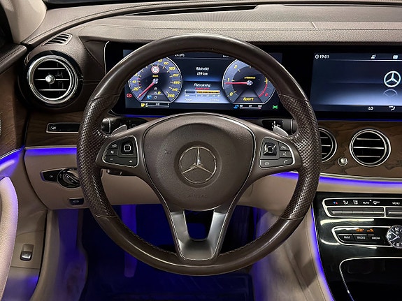 Mercedes-Benz E220 12 of 25
