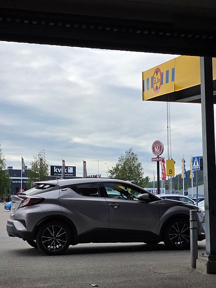 Toyota C-HR 4 of 15