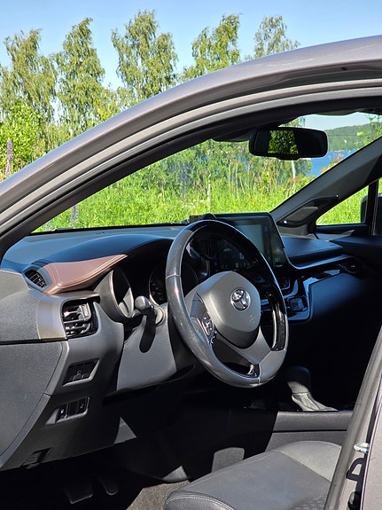 Toyota C-HR 6 of 15
