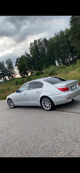 BMW 523i 2 of 5